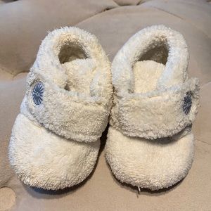 Baby Ugg’s Terry cream color size 2/3.